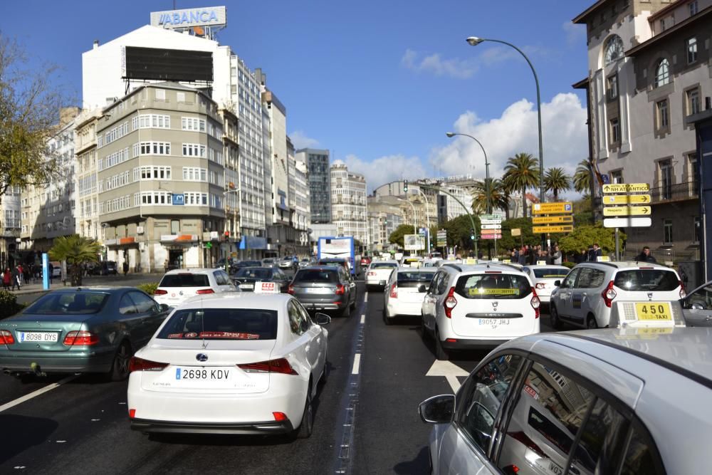 Taxistas de la ciudad marchan en caravana por A Coruña dentro de una jornada de protestas del sector del taxi contra los vehículos de transporte colectivo