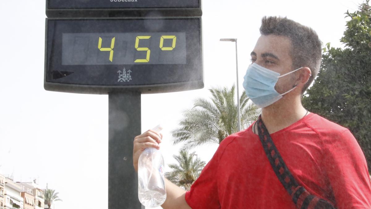 Un termómetro marca 45 grados en Córdoba.