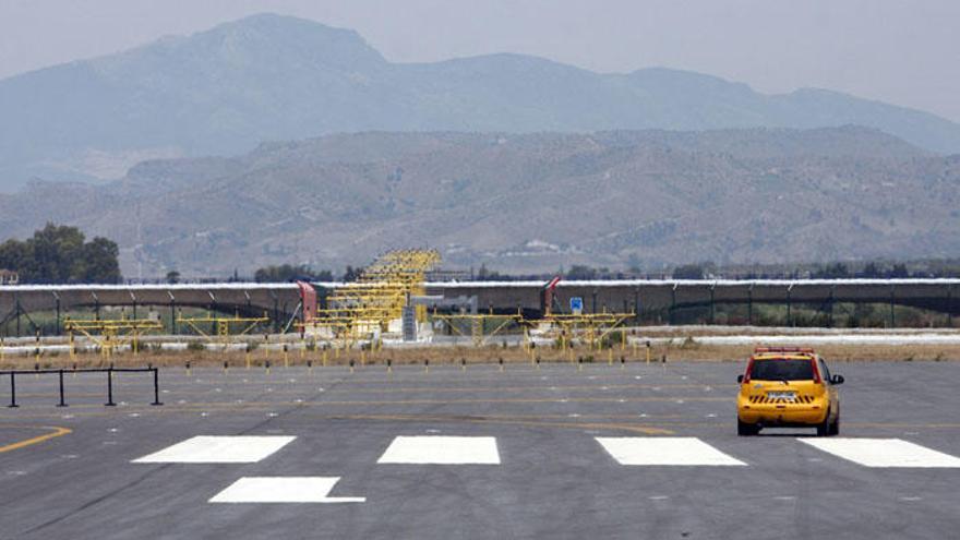 La Junta cree que la apertura de la segunda pista de forma permanente beneficiaría al destino turístico.