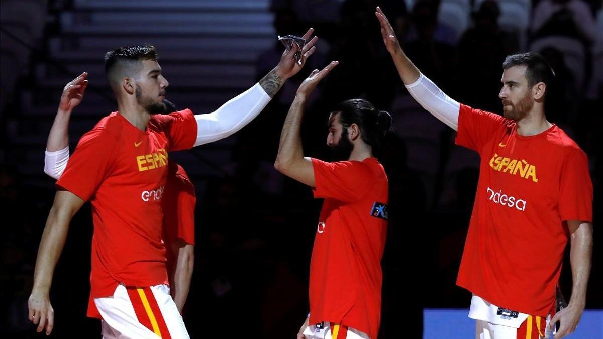 Los jugadores de la selección Ricky, Willy Hernangómez y Claver, antes del partido de cuartos ante Polonia