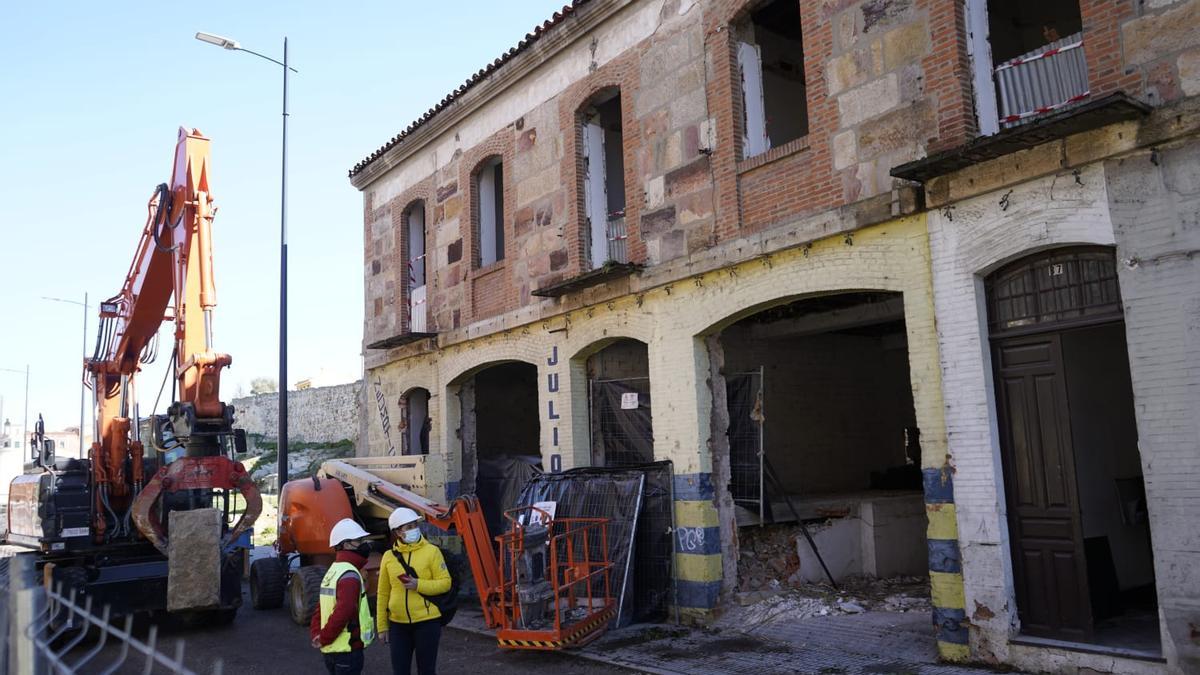 Trabajos de derribo del edificio ubicado en el número 37 de la avenida de La Feria de Zamora capital.