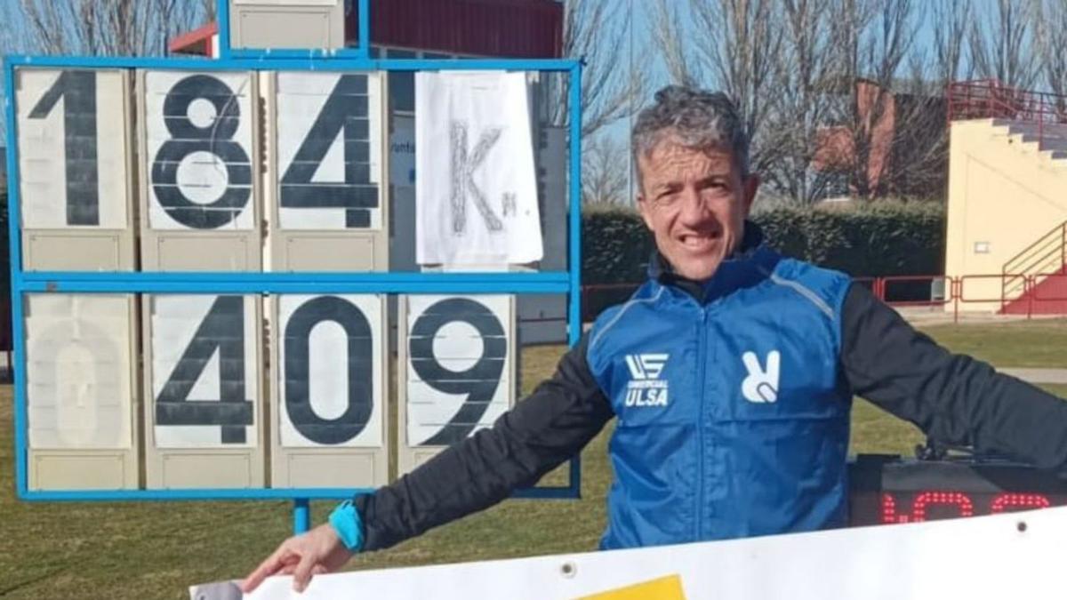 José Manso, junto al marcador de la distancia recorrida.