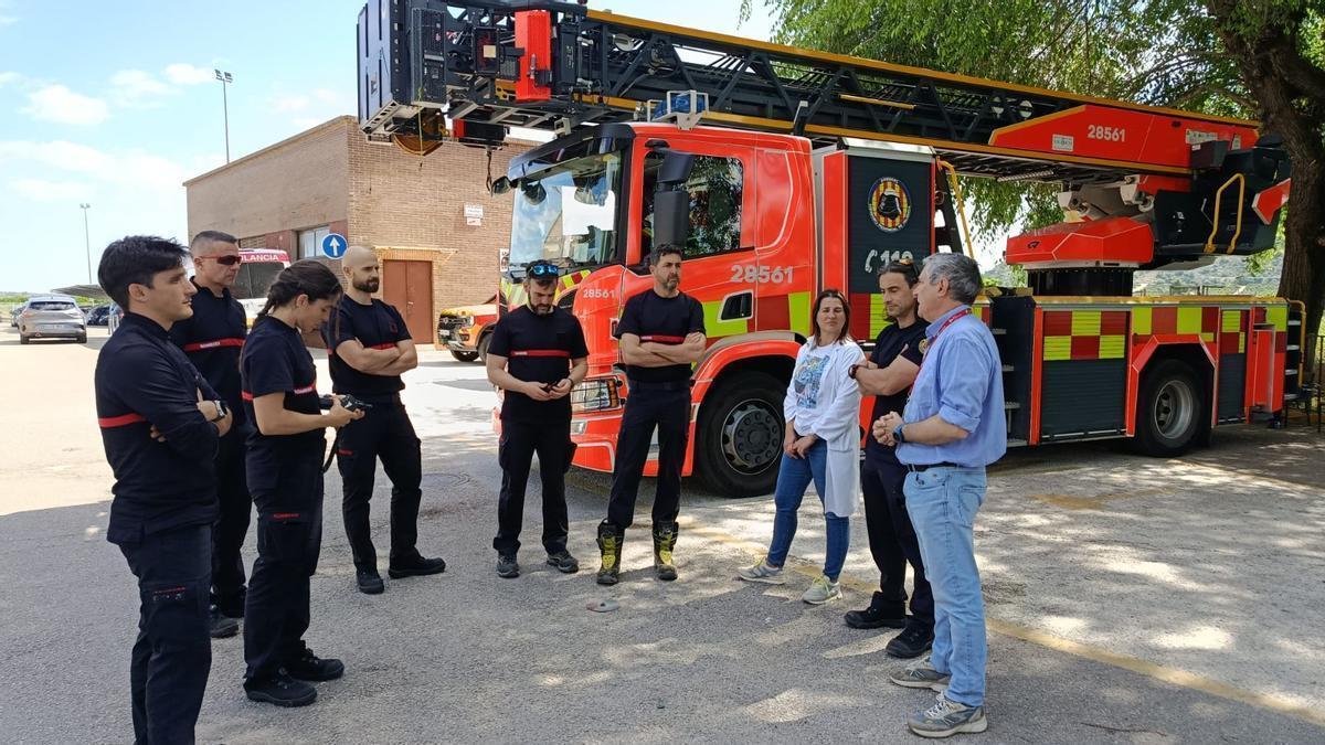Bomberos en el exterior del hospital Lluís Alcanyís.