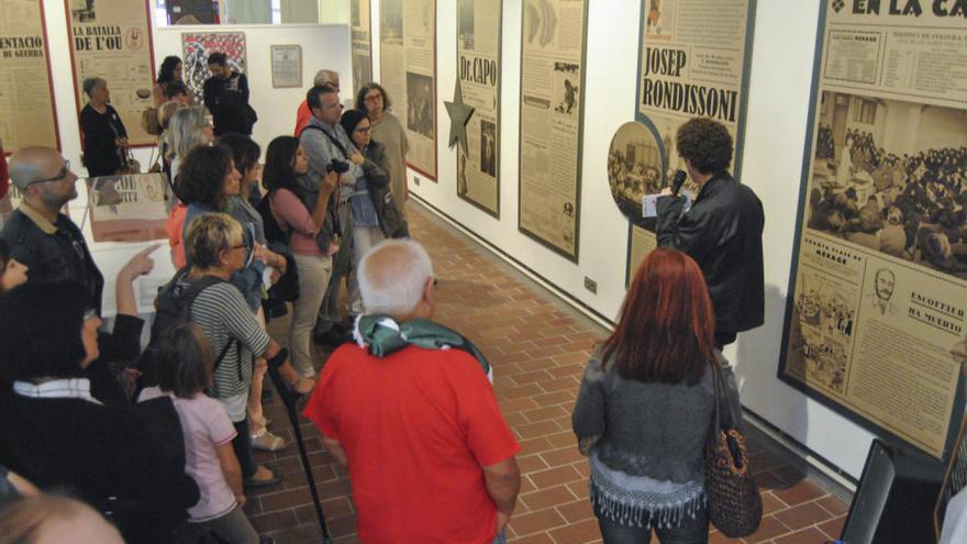 El comissari de la mostra, Sergi Freixes, fent una visita guiada