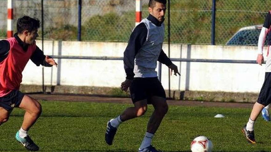 Tubo conduce el balón durante un entrenamiento del equipo. // R. V.