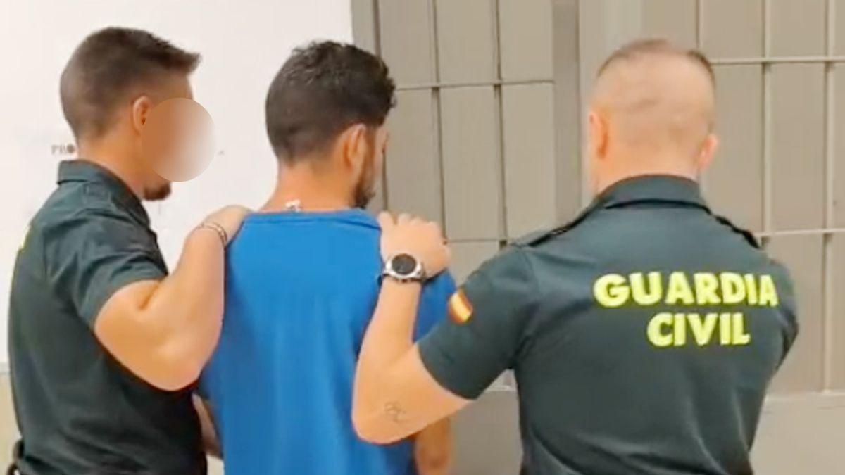 Dos agentes de la Guardia Civil escoltan al detenido.