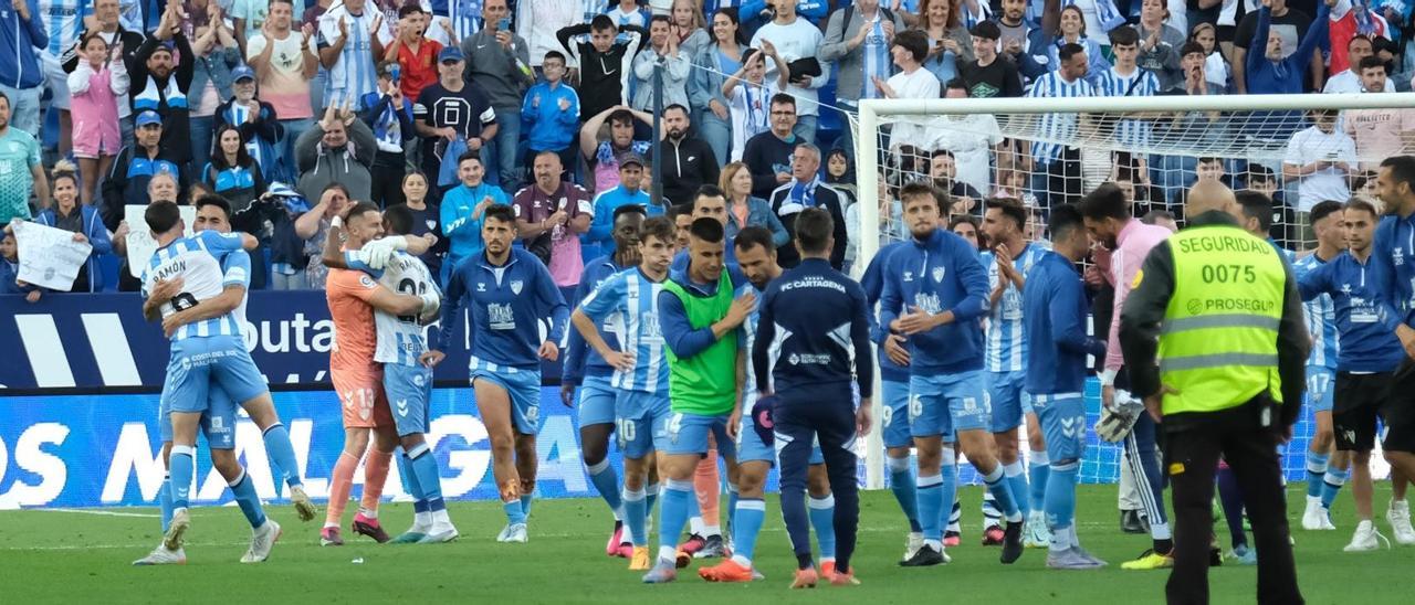 Los jugadores del Málaga CF celebran con la afición la victoria ante el Cartagena.