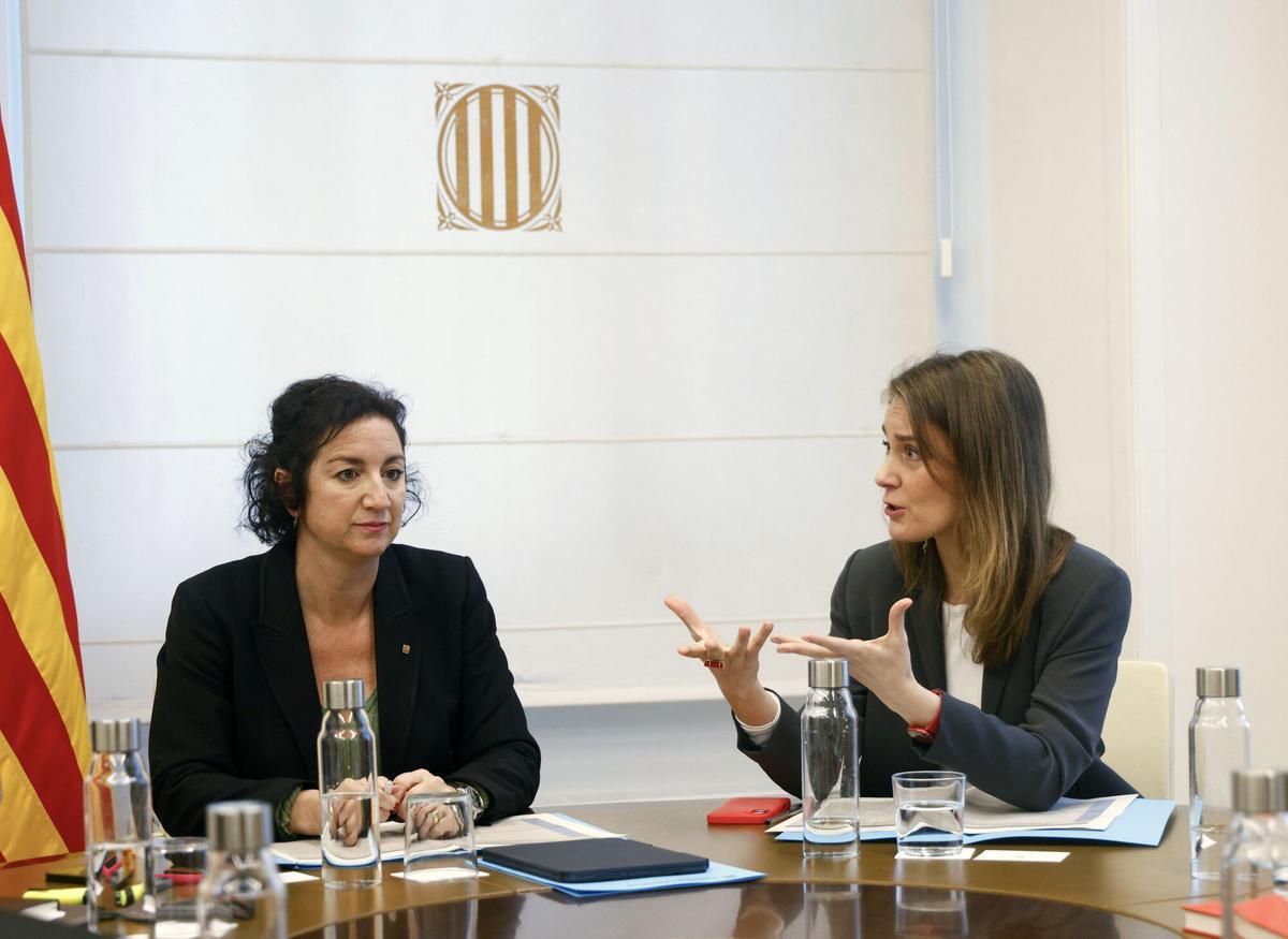 La consellera de Economia, Alícia Romero, con la presidenta de los Comuns en el Parlament, Jéssica Albiach, en una reunión
