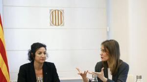 GRAFCAT7713. BARCELONA, 03/02/2026.- La presidenta de Comuns en el Parlament, Jéssica Albiach, junto a la consellera de Economía y Finanzas, Alícia Romero, durante la reunión que han mantenido para evaluar el grado de cumplimiento de los acuerdos sobre los suplementos de crédito. EFE/Quique García