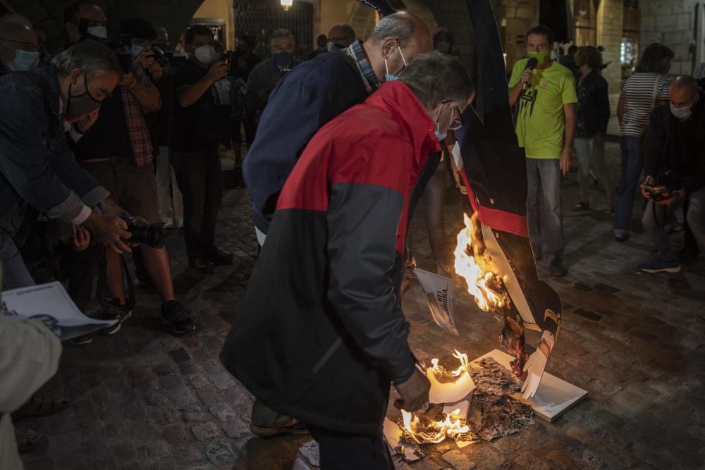 Crema de fotos del rei a Girona.