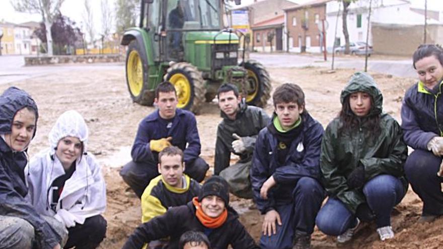 Los quintos de Coreses mientras cavan el hoyo para colocar el mayo.