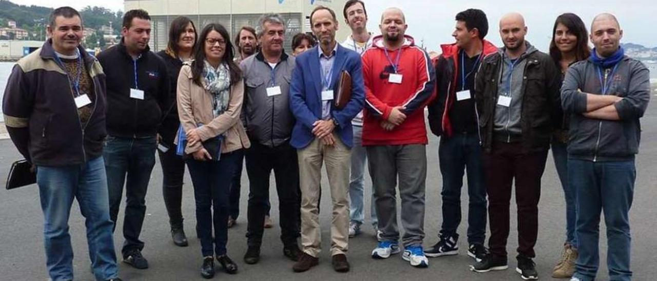 Los integrantes de la Lanzadera de Empleo de Marín visitaron ayer el puerto. // S.A.