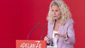 La portavoz del PSOE, Montse Mínguez, en una rueda de prensa en Ferraz.