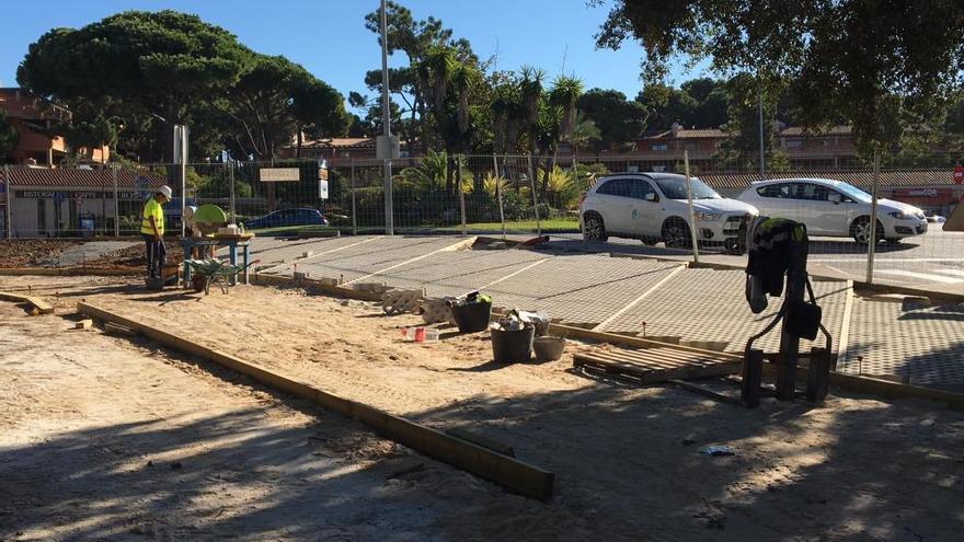 Operarios trabajan en la construcción del ecoaparcamiento