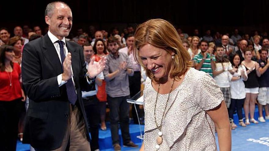 El jefe del Consell, Francisco Camps, aplaude a Sánchez de León, ayer en el acto celebrado en el Palau de la Música de Valencia