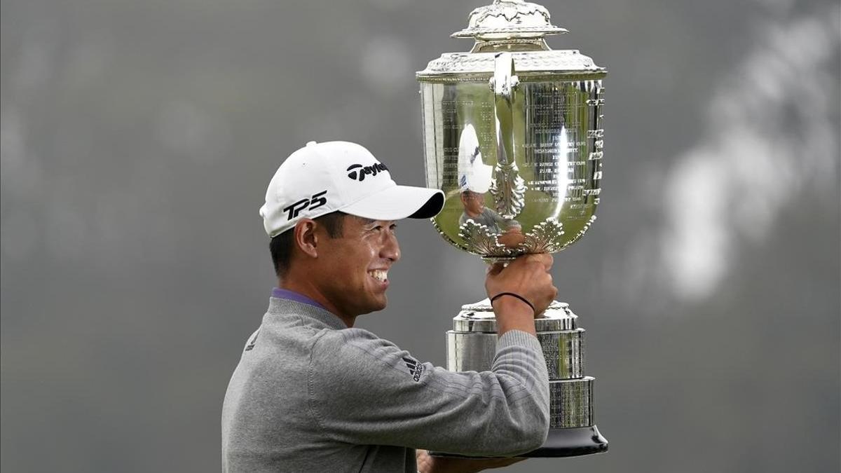 Morikawa sostiene el trofeo que le acredita como ganador del PGA