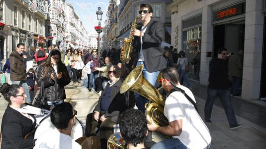 Música para animar las compras en la calle Larios.