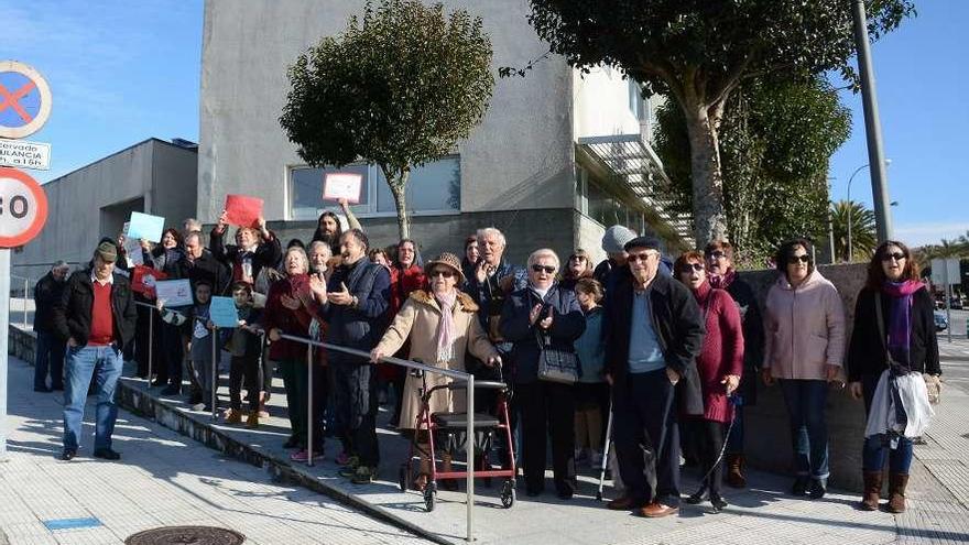 Vecinos concentrados, ayer, ante el centro de salud de Baltar. // G. Santos