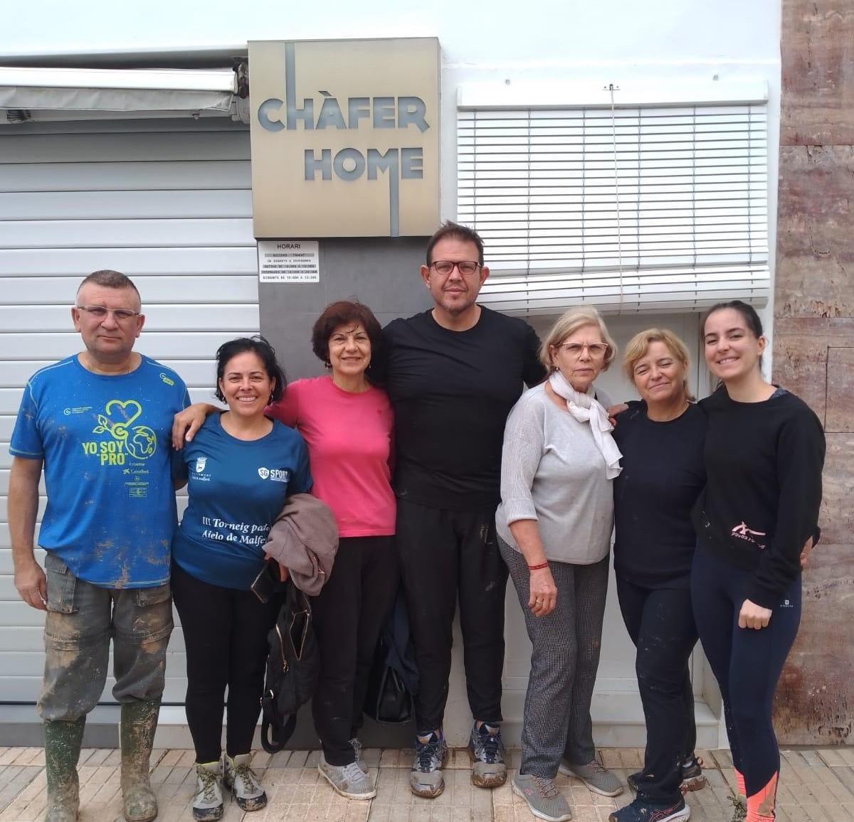 Ximo Roig, junto a su madre, familiares y vecinos.