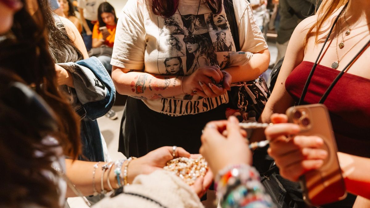 Pulseras personalizadas, brillo y ropa naranja: las 'swifties' vuelven a tomar Madrid por el estreno de 'The Official Release Party of a Showgirl'