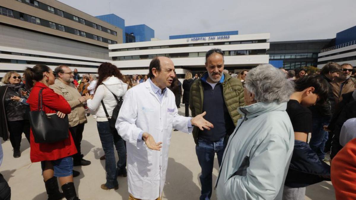 El médico Carlos Rodríguez Ribas, durante la protesta. | J. A. RIERA