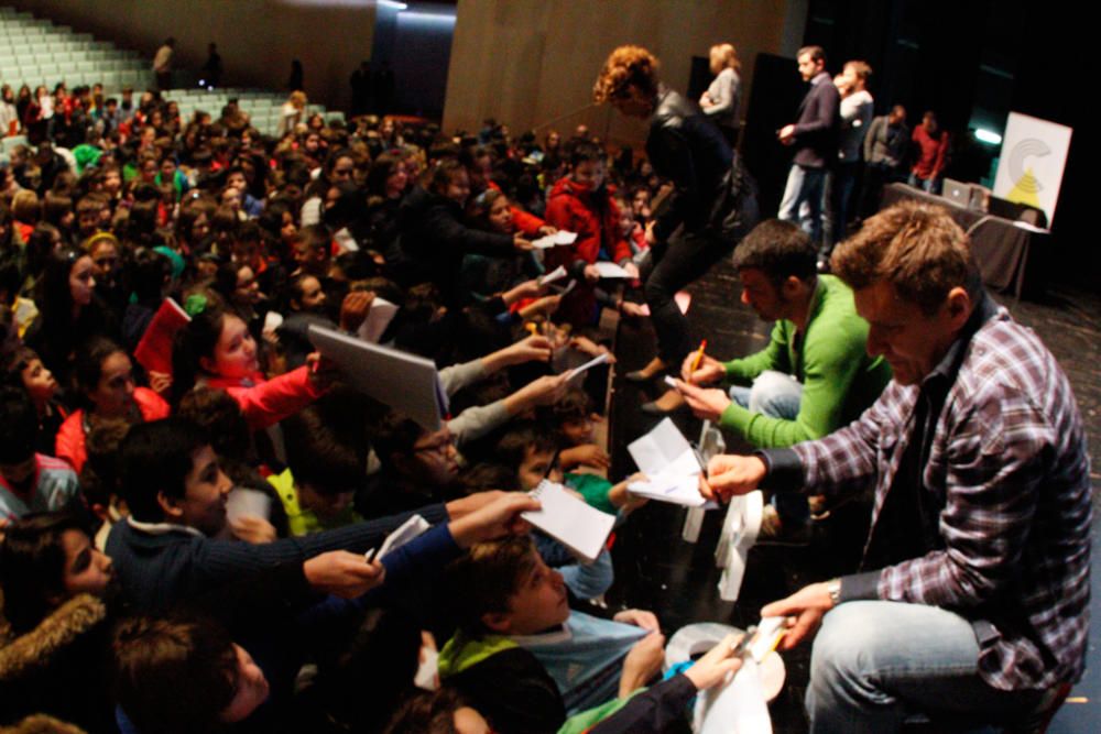 Estudiantes de diez colegios de Vigo y Chapela entrevistan a Chus Lago, Vlado Gudelj y Óscar Pereiro y presencian la transformación de su trabajo en una doble página del diario decano