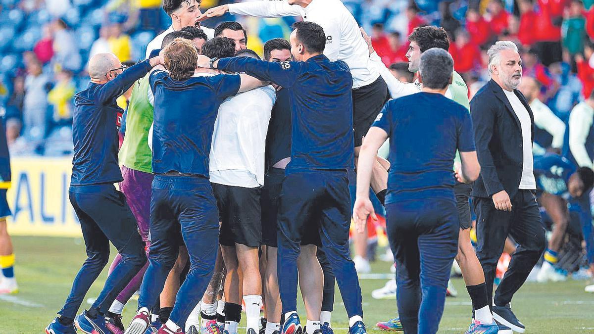 Futbolistas y cuerpo técnico celebran el tercer gol del partido.