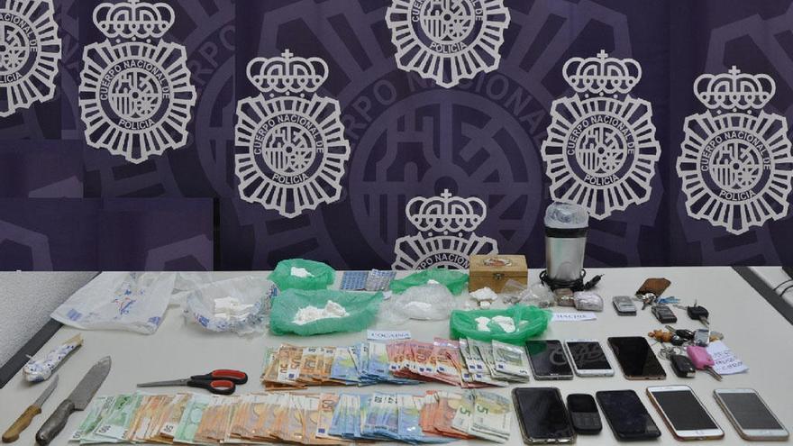 Dinero, droga y otros efectos intervenidos durante la operación de la Policía Nacional.