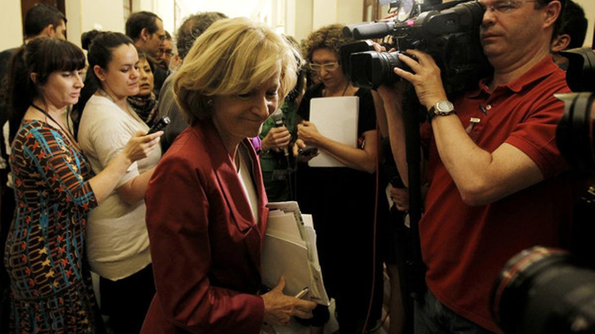 Elena Salgado, ante los periodistas que cubren la información del Congreso.