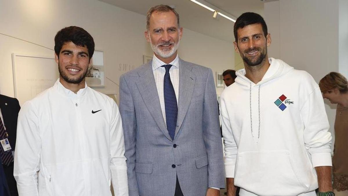 El rey Felipe VI posa con Carlos Alcaraz y Novak Djokovic tras la final del torneo de Wimbledon.