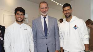 El rey Felipe VI posa con Carlos Alcaraz y Novak Djokovic tras la final del torneo de Wimbledon.