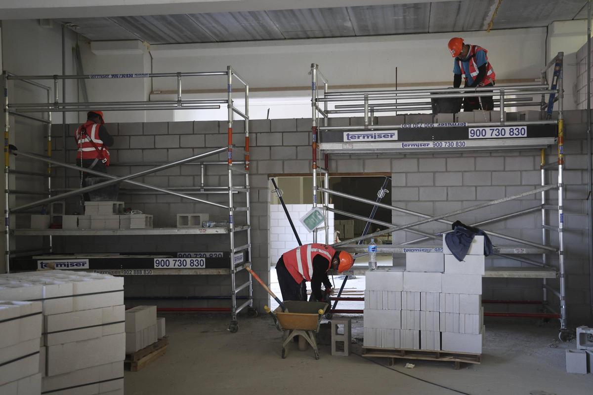 Trabajadores en la gigafactoría de Sagunt.