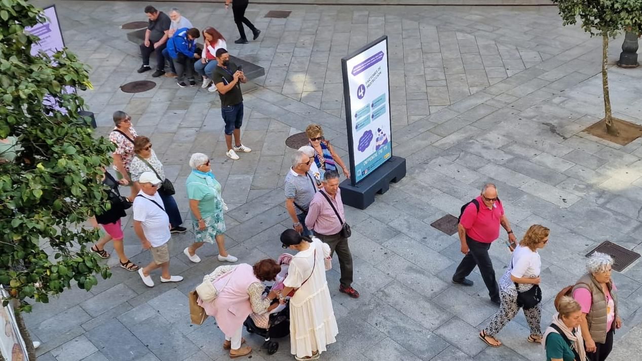 La exposición instalada en la vilagarciana plaza de Galicia.