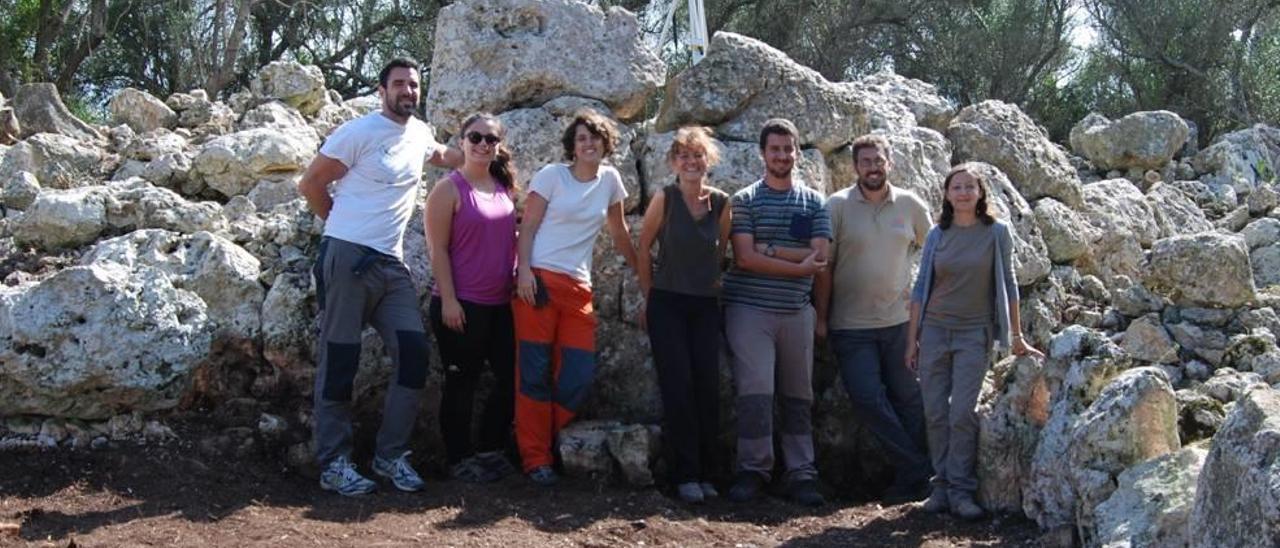 Parte del equipo de científicos y voluntarios ante el ábside de una de las navetas.