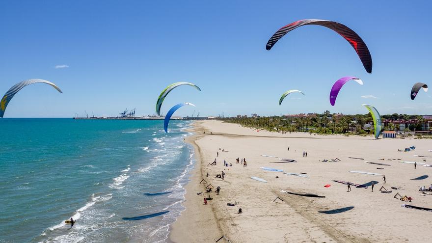 Actividades deportivas en la playa.