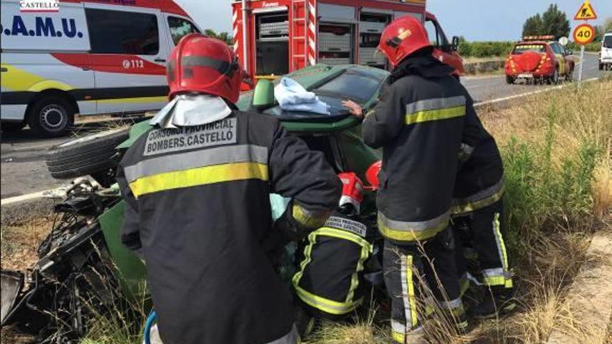 Fallece una mujer al chocar contra un camión