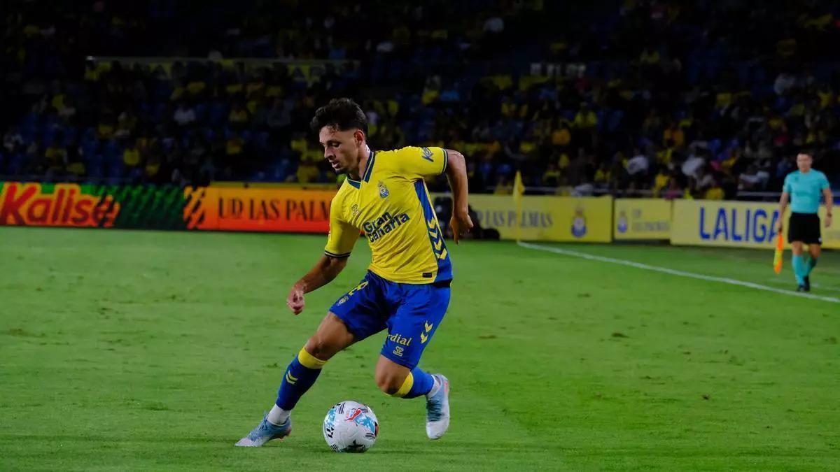 Iván Gil jugando con la UD Las Palmas en el Estadio de Gran Canaria