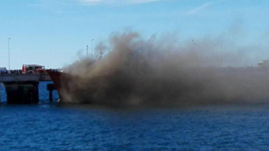 El incendio, ayer, en el arrastrero &quot;Urabain&quot;. // FdV