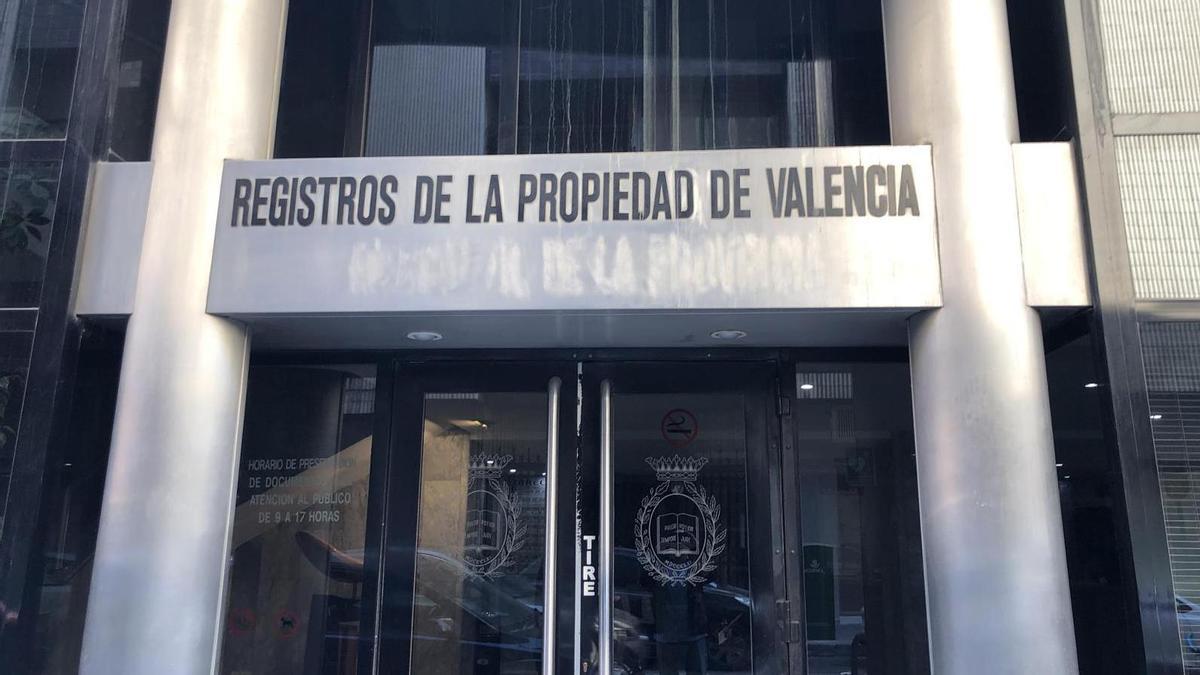 Consigue 110.000 euros tras falsificar notas del Registro de la Propiedad