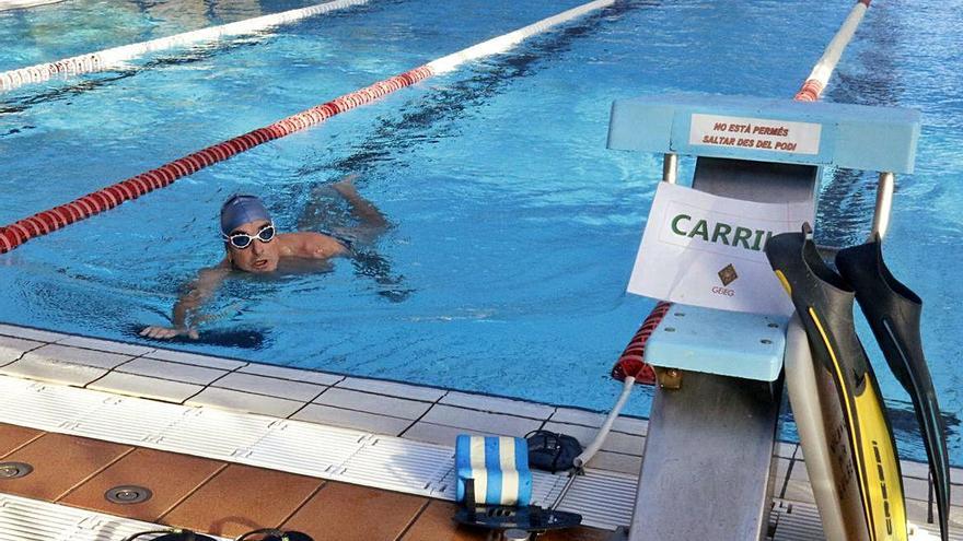 Un usuari de la piscina del GEiEG, a Sant Ponç, ahir al matí.