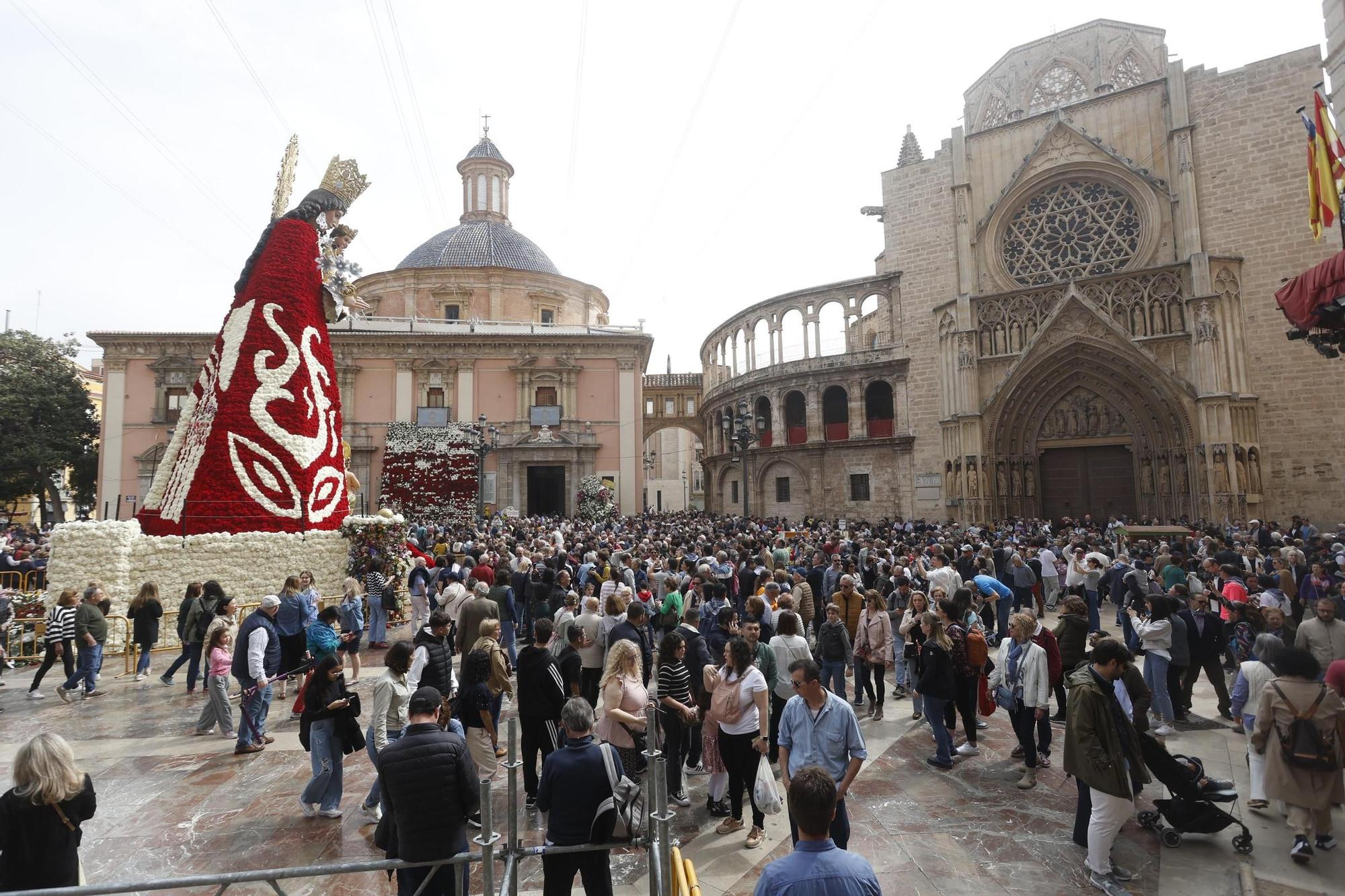 Cientos de personas acuden a ver el manto de la Virgen