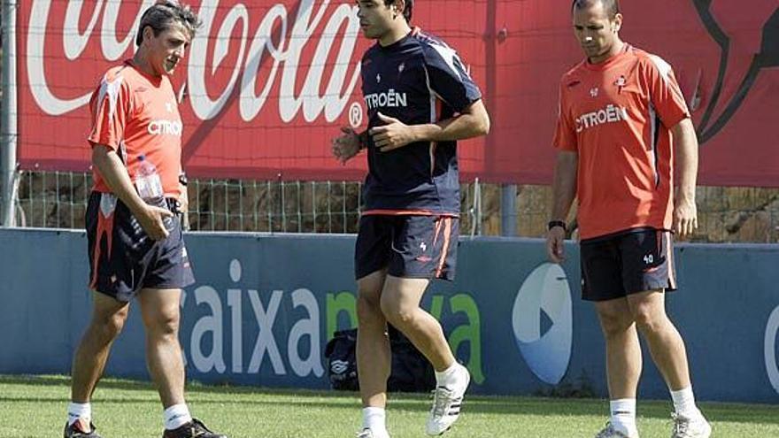 Pepe Murcia observa las evoluciones de Oubiña, ayer, en la vuelta al trabajo del Celta.