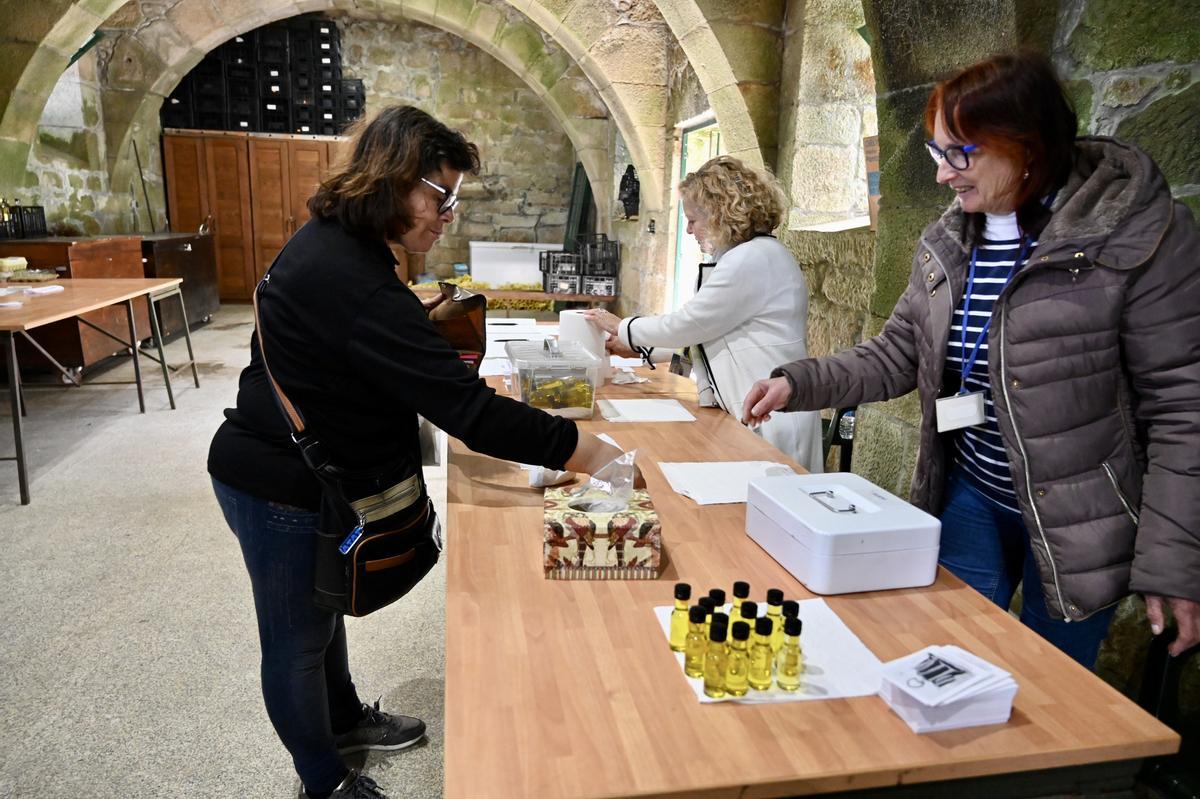 Los fieles se interesan especialmente por el aceite del &quot;máis milagreiro&quot;, que pueden llevarse en pequeños envases.