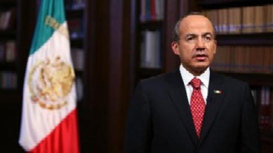 Calderón pide a los mexicanos permanecer en casa cinco días para evitar el contagio