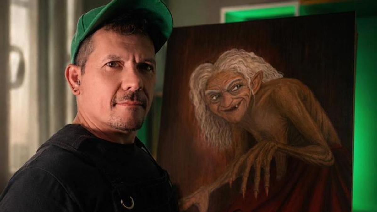 Luis Tena, junto a una de sus obras.