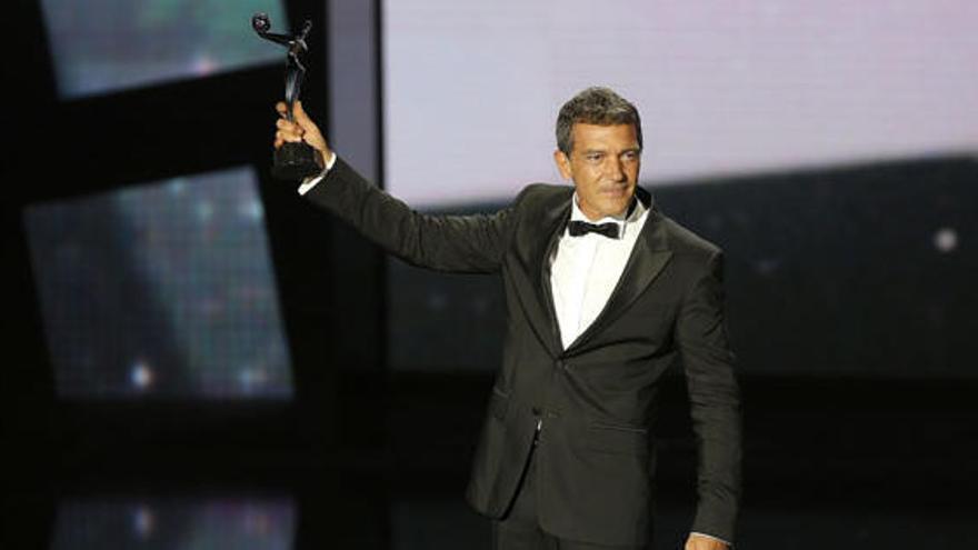 El actor Antonio Banderas tras recibir el premio Platino de Honor por toda su carrera.