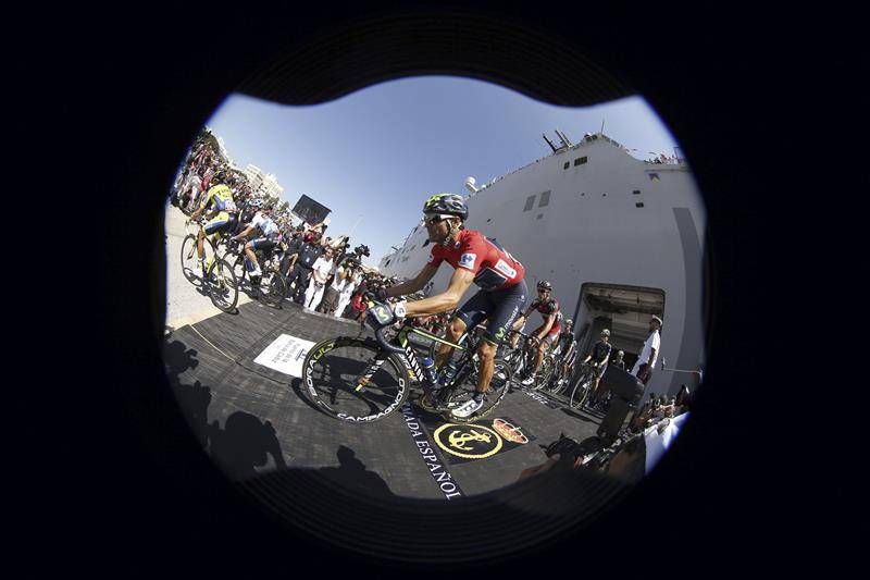 La tercera jornada de La Vuelta comienza en un portaaviones