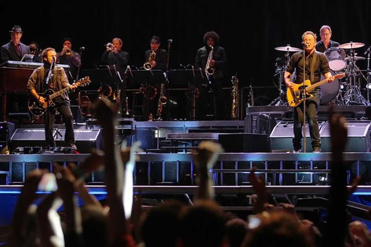Springsteen, amb la E Street Band de fons.