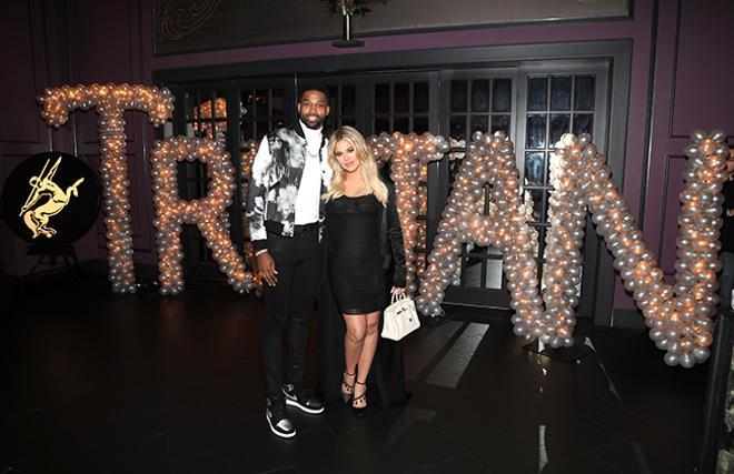 Tristan Thompson y Khloé Kardashian en la celebración del cumpleaños de él