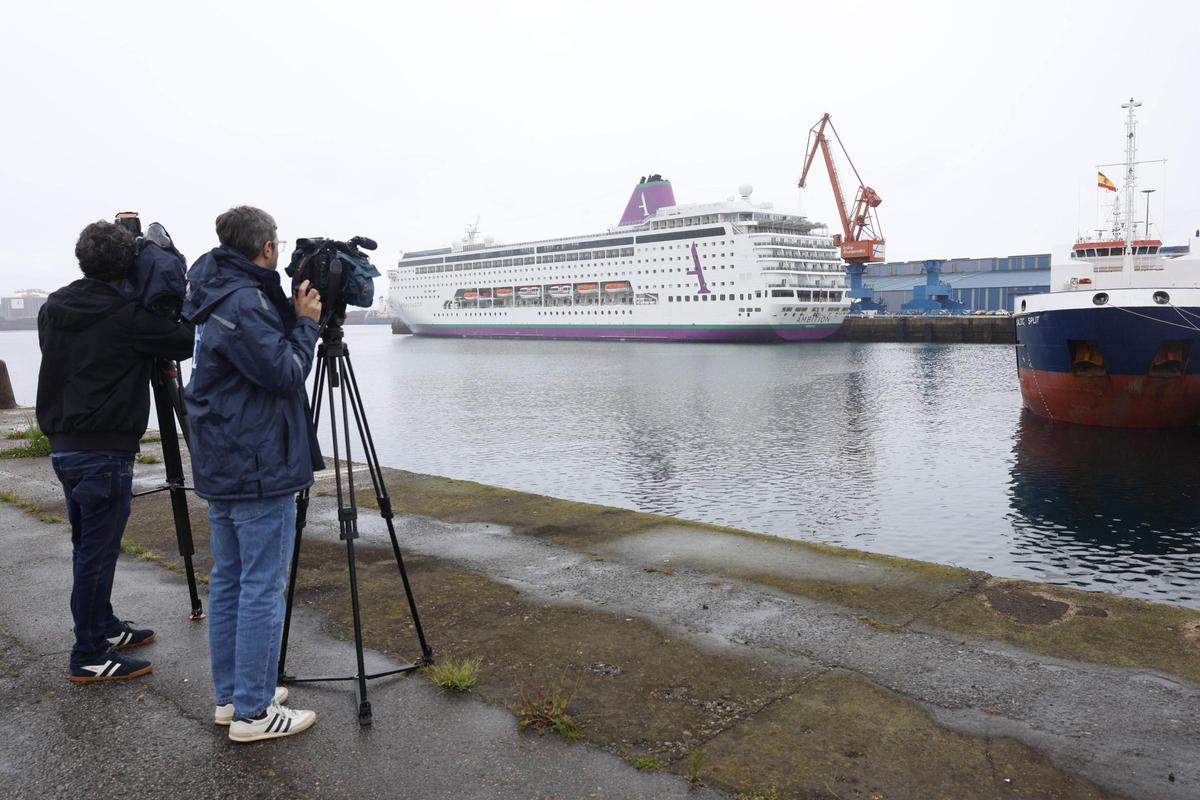 Los cruceristas del "Ambition" desembarcan en Gijón (en imágenes)